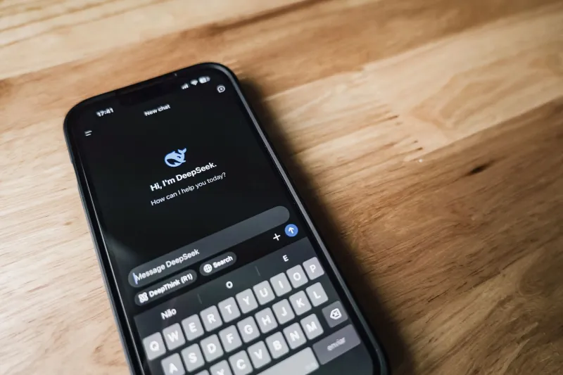Copilot, Gemini o Claude: cuál de las tres IAs funciona mejor en tu móvil para el día a día